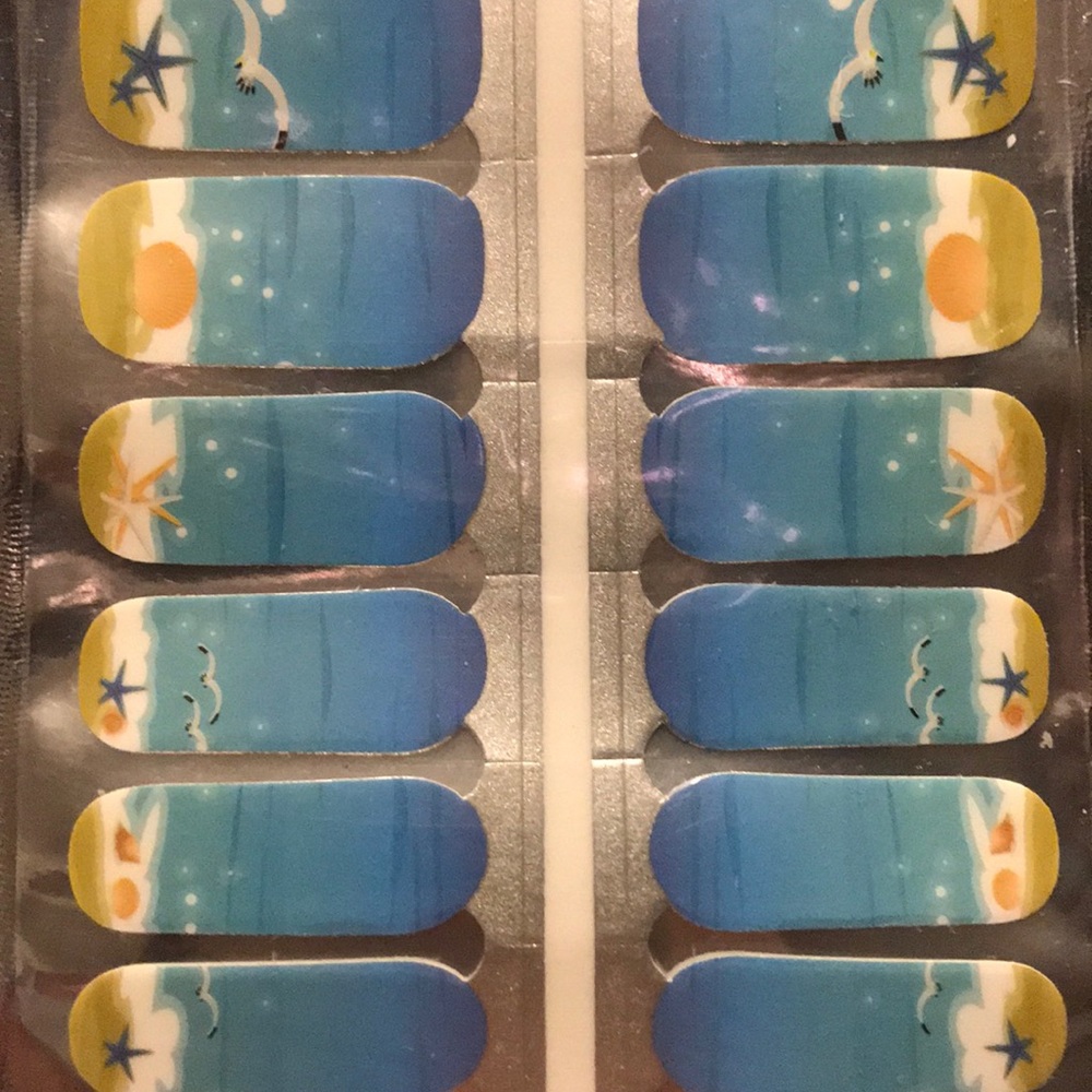 Beachy nail polish strips